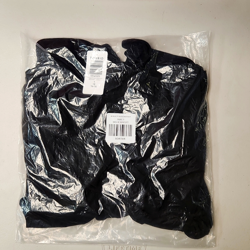 ❤️NWT TORRID BODYSUIT HALTER TIE-PUFF SLEEVE RUCHED FRONT SNAP BOTTOM - Picture 6 of 16
